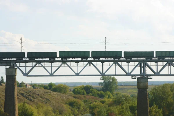 Τρένο Ανεβαίνει Στη Σιδηροδρομική Γέφυρα Εμπορευματικές Αμαξοστοιχίες Στη Σιδηροδρομική Γέφυρα — Φωτογραφία Αρχείου
