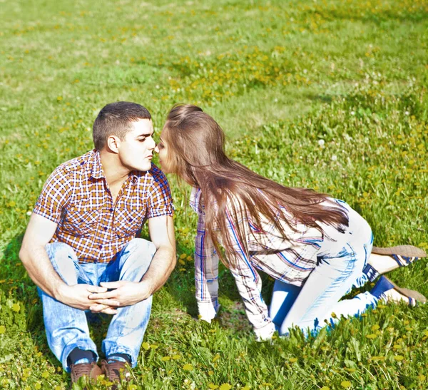 Retrato Jovem Casal Hispânico Feliz Sentado Beijando Grama Verde Parque — Fotografia de Stock