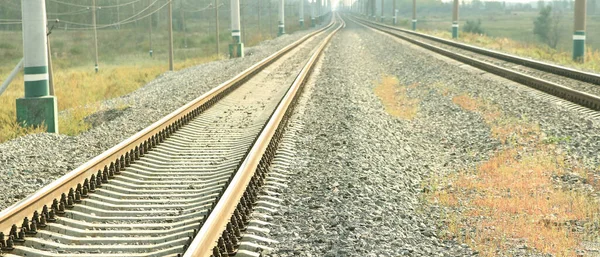 Sonnenpanorama Über Der Eisenbahn Bei Sonnenuntergang Die Hügelige Grüne Ferne — Stockfoto