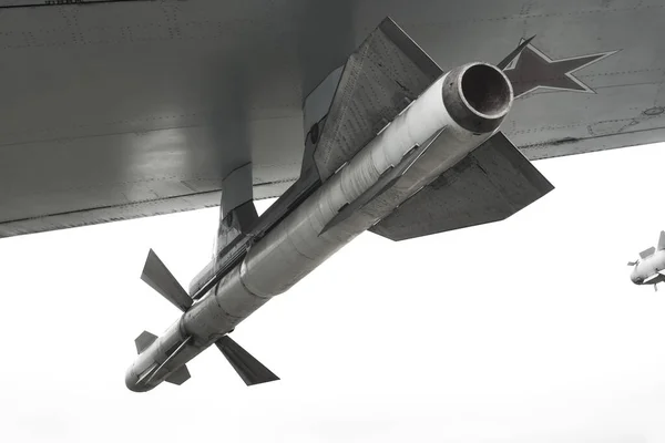 在飞机翼下的战斗导弹特写 被白色背景隔离 不同国家间武装冲突的概念和以武力维护其利益 — 图库照片