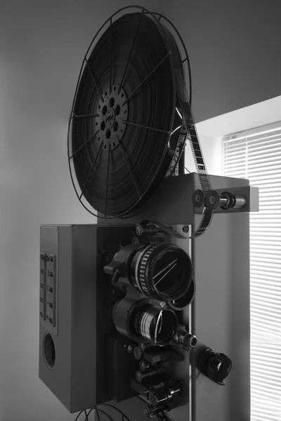 旧的16毫米或35毫米电影放映机 隔离在灰墙背景 老式经典电影放映机 老式色彩风格 带有复制空间的老式滚动式电影放映机 — 图库照片