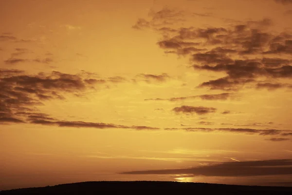 Fényes Nagy Nap Égen Felhőkkel Naplemente Érintőhorizonton — Stock Fotó