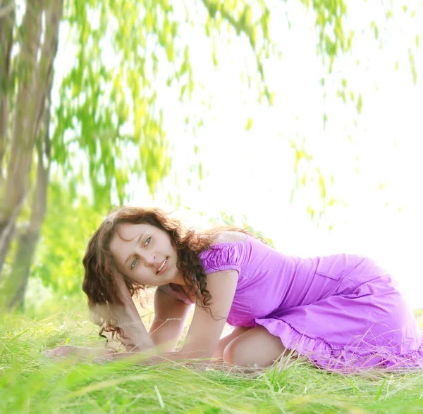 Jeune Femme Rousse Robe Violette Assise Sur Prairie Herbe Verte — Photo