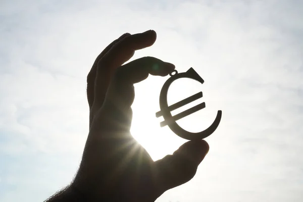 Hand Van Man Houdt Houten Euro Teken Tegen Hemel — Stockfoto