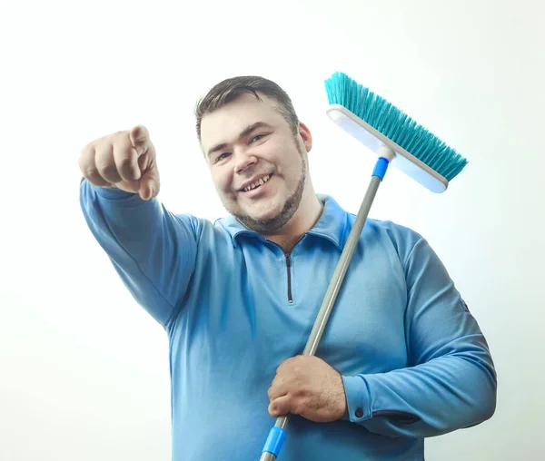 Hombre Feliz Sosteniendo Trapeadores Para Limpiar Piso Hombre Limpieza Mediana —  Fotos de Stock