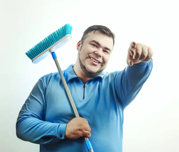 Hombre Feliz Sosteniendo Trapeadores Para Limpiar Piso Hombre Limpieza Mediana —  Fotos de Stock