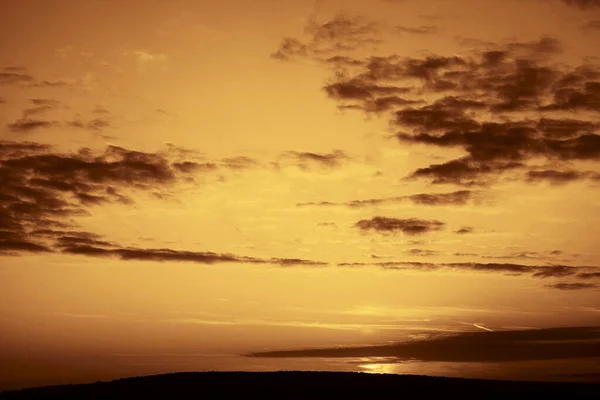 Яркое Большое Солнце Небе Облаками Солнце Садится Линию Горизонта — стоковое фото