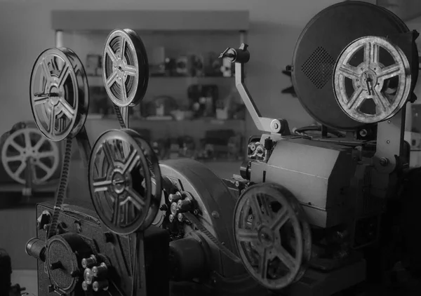 古いスタイルの映画プロジェクター 静物画 レトロなヴィンテージテープビデオカメラ アンティークフィルムプロジェクター — ストック写真