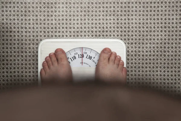 Толстяк Измеряет Свой Вес Весах Вид Сверху Босые Ноги Человека — стоковое фото