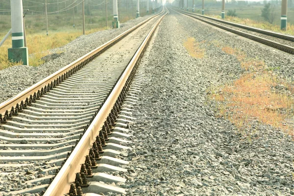 Panorama Sol Brillante Sobre Ferrocarril Entrando Distancia Verde Montañosa Atardecer — Foto de Stock