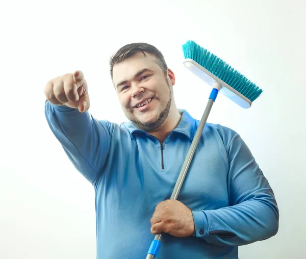 Hombre Feliz Sosteniendo Trapeadores Para Limpiar Piso Hombre Limpieza Mediana — Foto de Stock