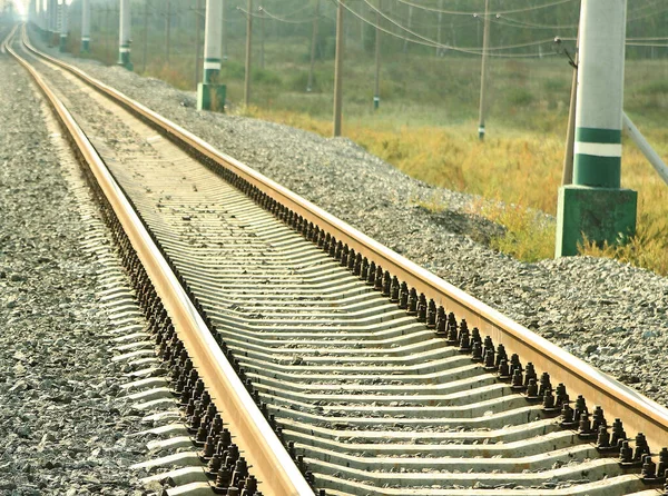 Sonnenpanorama Über Der Eisenbahn Bei Sonnenuntergang Die Hügelige Grüne Ferne — Stockfoto