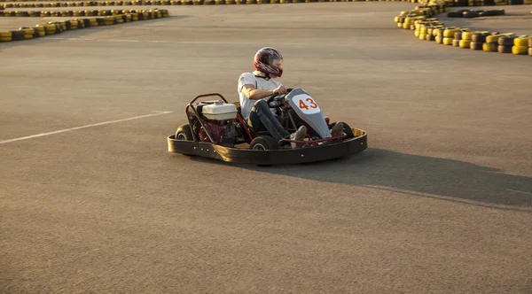 Ein Rennfahrer Auf Kart Nähert Sich Der Ziellinie — Stockfoto