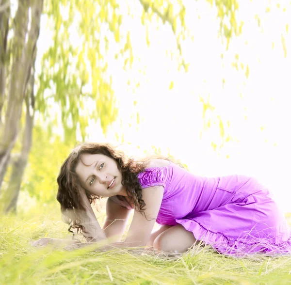 Jeune Femme Rousse Robe Violette Assise Sur Prairie Herbe Verte — Photo