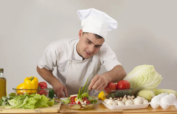 レストランのキッチンで若いシェフの料理野菜の肖像画 コピースペース — ストック写真