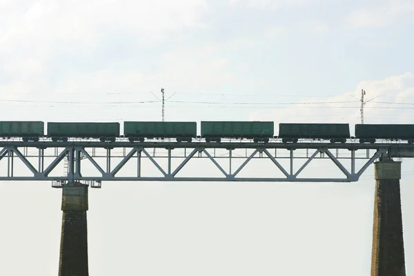 Trem Anda Ponte Ferroviária Comboio Mercadorias Ponte Ferroviária Outro Lado — Fotografia de Stock