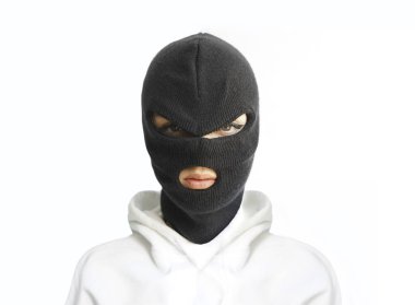 Beyaz kapüşonlu, kar maskeli ya da siyah maskeli bir kadın beyaz arka planda izole edilmiş. . 