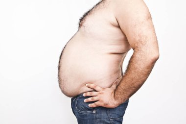 Koca kıllı göbekli şişman bir adamın vücut parçası..