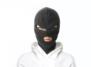 Beyaz kapüşonlu, kar maskeli ya da siyah maskeli bir kadın beyaz arka planda izole edilmiş. . 