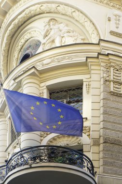 RIGA, LATVIA: bir evin ön cephesi. Avrupa Birliği bayrağı rüzgarda dalgalanıyor. Sokak ve balkon tarzı barok.. 