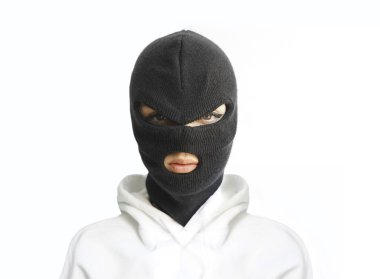 Beyaz kapüşonlu, kar maskeli ya da siyah maskeli bir kadın beyaz arka planda izole edilmiş. . 