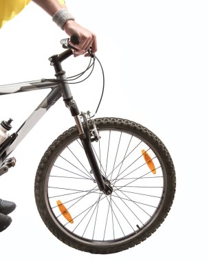 Bisikletin direksiyonundaki erkek eller. beyaz arkaplanda izole. 