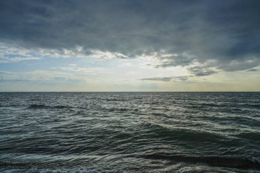 Doğa geçmişi. Deniz ve mavi dramatik gökyüzü. Mavi alacakaranlıkta, bulutlu havada, kısa vadede denizde gelgit.