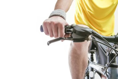 Bisikletin gidonunu tutan adam. Beyaz arka planda izole edilmiş. Ön manzara. resmi kapat. 