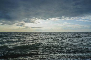 Doğa geçmişi. Deniz ve mavi dramatik gökyüzü. Mavi alacakaranlıkta, bulutlu havada, kısa vadede denizde gelgit.