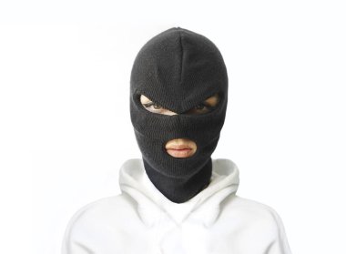 Beyaz kapüşonlu, kar maskeli ya da siyah maskeli bir kadın beyaz arka planda izole edilmiş. . 