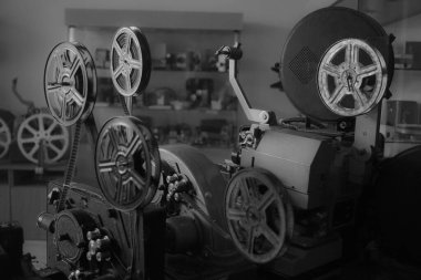 Eski tarz film projektörü, natürmort. Retro-antika video kamera. antika film projektörü