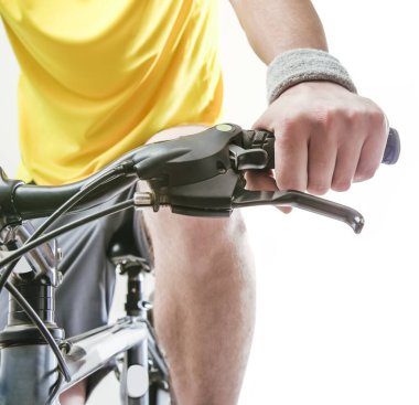 Bisikletin gidonunu tutan adam. Beyaz arka planda izole edilmiş. Ön manzara. resmi kapat. 