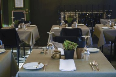 Cafe ya da restoranda yemek masalarını ayarla. Restoranda güzel servis edilen masalar.. 