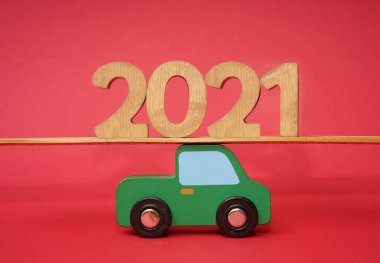 Yeni yıl 2021 ahşap. Kamyon vagonunda büyük bir tahtadan yıl sayısı. Yeni yıl günü, Noel, ulaşım, kış tatili, yeni yıl arifesi, kamyonculuk. yeşil ahşap araba 