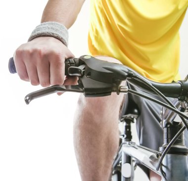 Bisikletin gidonunu tutan adam. Beyaz arka planda izole edilmiş. Ön manzara. resmi kapat. 