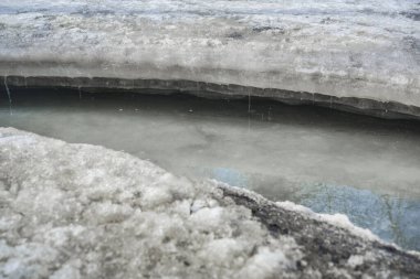 Nehirde turkuaz katmanlı buz. Nehirde katmanlı turkuaz buz.