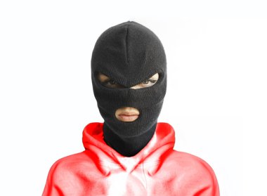 Beyaz kapüşonlu, kar maskeli ya da siyah maskeli bir kadın beyaz ya da gri duvar arkasına izole edilmiş. . 