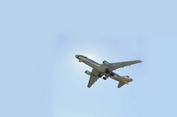 Avião Brinquedo Mão Símbolo Viagem Sonhos Mão Homem Segurando Avião — Fotografia de Stock