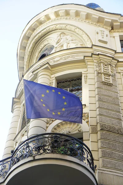 Riga Λεττονια Πρόσοψη Σπιτιού Σημαία Της Ευρωπαϊκής Ένωσης Κυματίζει Στον — Φωτογραφία Αρχείου