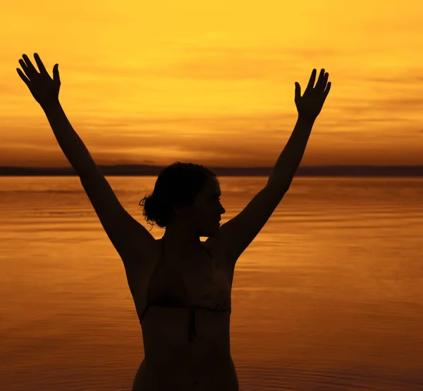 Woman Silhouette Beach Sunset Hands Girl Standing Hands Beach Sunset — Stock Photo, Image