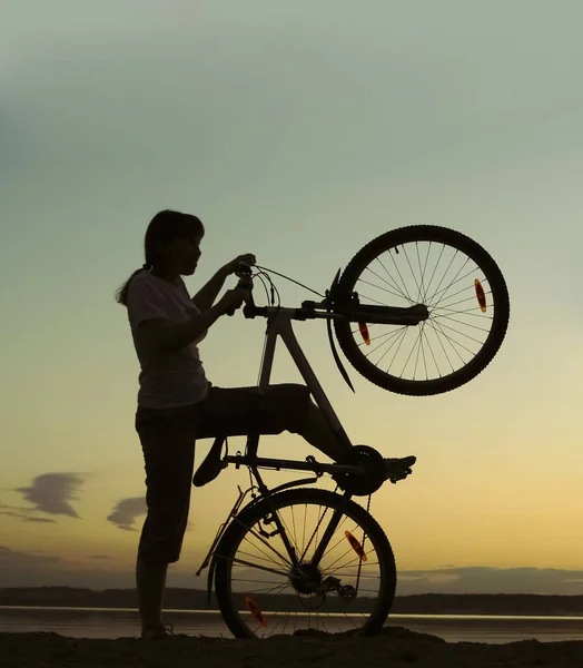 Woman Bicycle Watching Sunset Sea Summertime Season Sunset Cloudy Sky — Stock Photo, Image