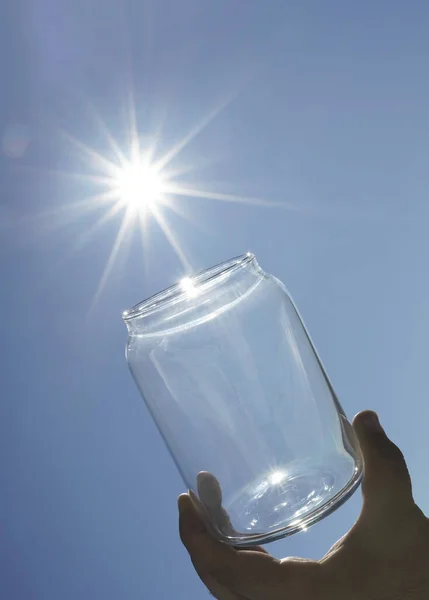 幸せを掴もうという考えです コンセプトは太陽を捉えました 男の手の中の太陽 — ストック写真