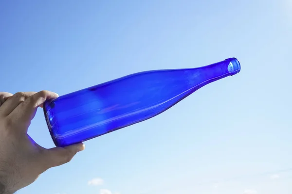 Homem Segurando Violeta Garrafa Vinho Roxo Fundo Céu Azul Ensolarado — Fotografia de Stock