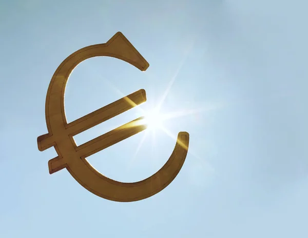 Mão Homem Segurando Madeira Euro Sinal Contra Céu — Fotografia de Stock