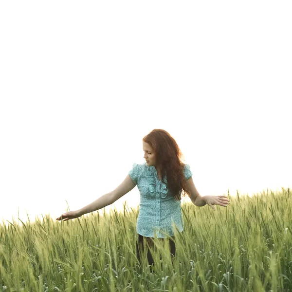 若いです幸せな女の子遊びますライトで緑小麦畑 — ストック写真
