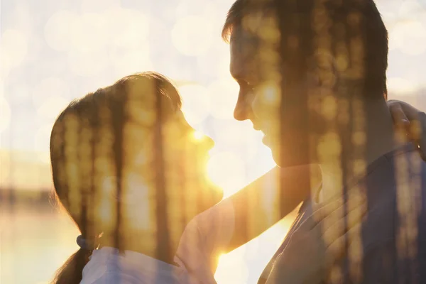 Silhouette Couple Baisers Heureux Plein Air — Photo