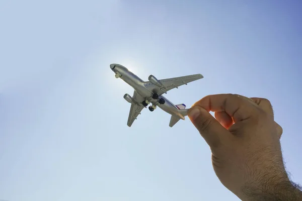 Oyuncak Uçak Elinde Seyahat Hayallerin Sembolü Oyuncak Uçak Tutan Hayalleri — Stok fotoğraf
