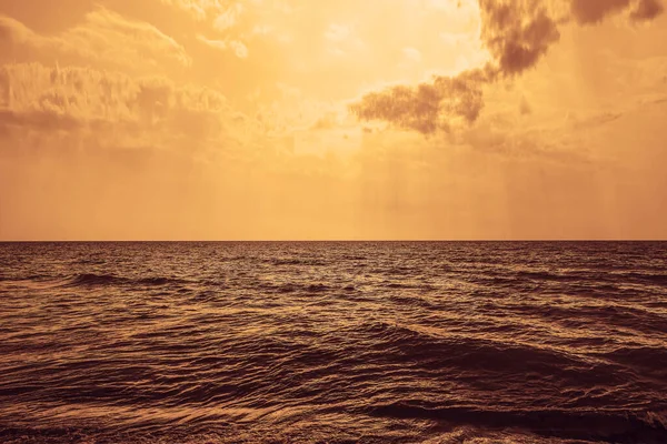 Natuur Achtergrond Zee Blauwe Dramatische Hemel Getij Zee Tijdens Blauwe — Stockfoto