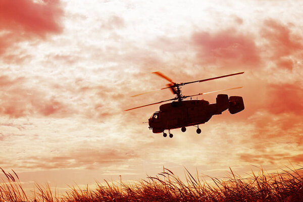 силуэт российского военного вертолета, летящего над зеленой травой. Облачное небо
.