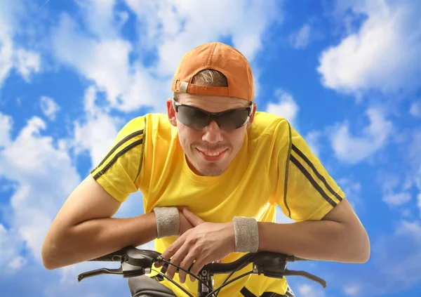 Πορτρέτο Του Νεαρού Άνδρα Ιππασία Ένα Ποδήλατο Κίτρινο Πουκάμισο Μπλε — Φωτογραφία Αρχείου